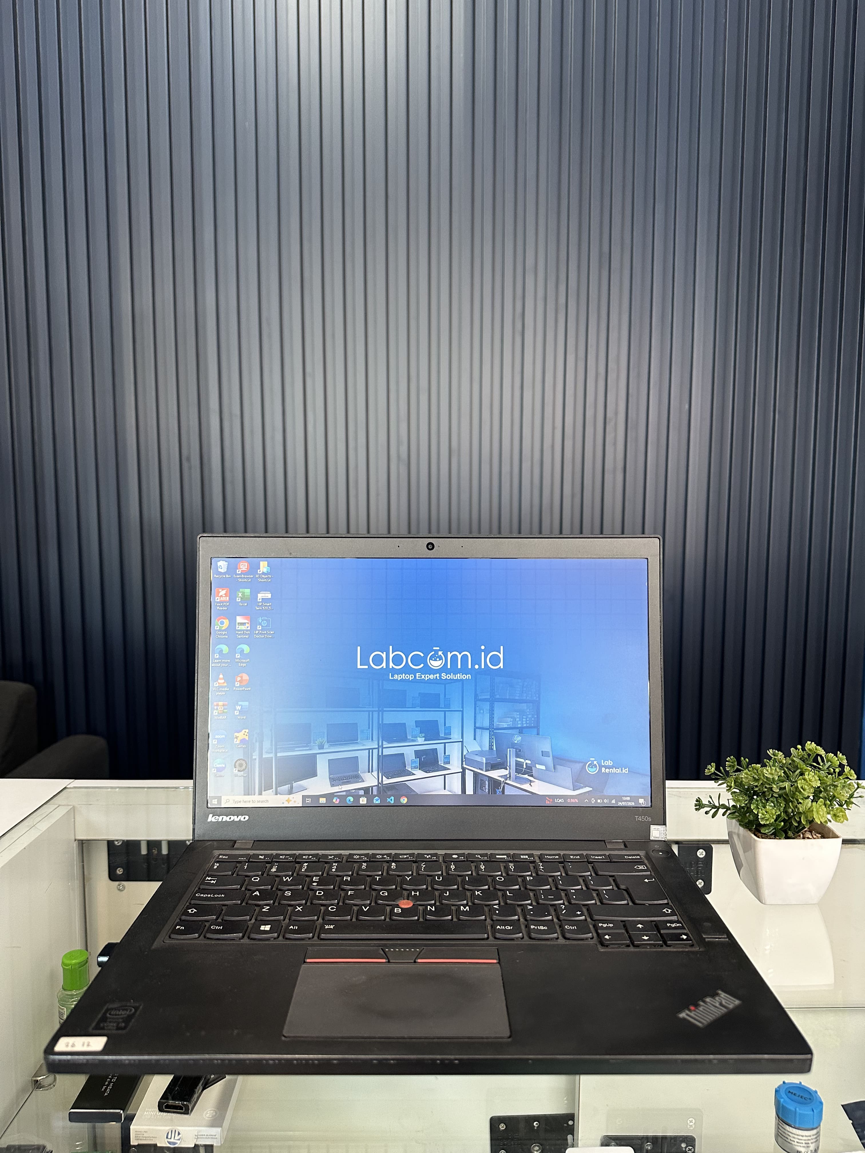 Lenovo Thinkpad T450 Prosesor Intel Core i5-5300U up to 2.9 GHz RAM 8GBB DDR3L up to 16GB (2 Slot) 1600MHz SSD 256 G Sata Intel HD Graphics 5500 14" HD Win 10