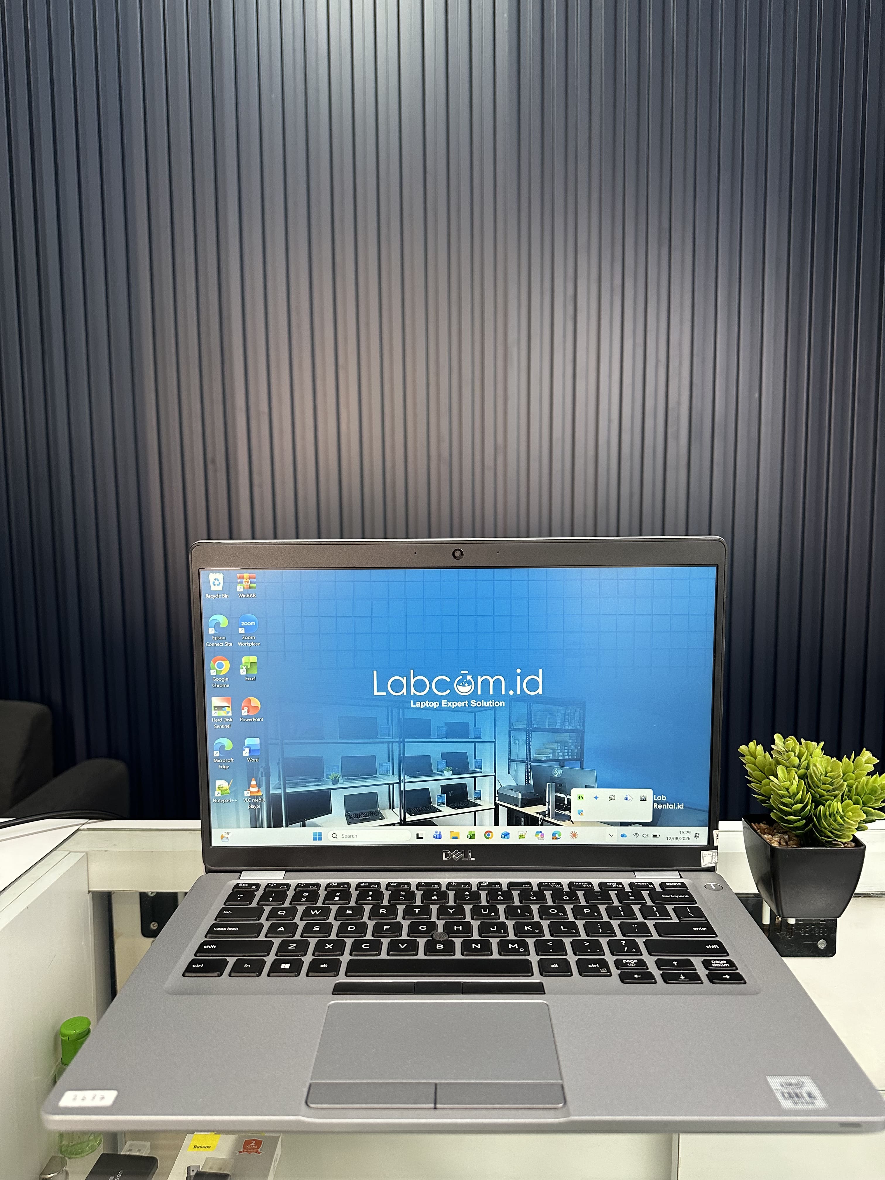 Dell Latitude 5410 Prosesor Intel Core i5-10310U up to 4.4 GHz RAM 8 GB DDR4 up to 32 GB (2 Slot) 2667 MHz SSD 256 GB NVMe VGA Intel UHD Graphics 620 14" FHD Win 11